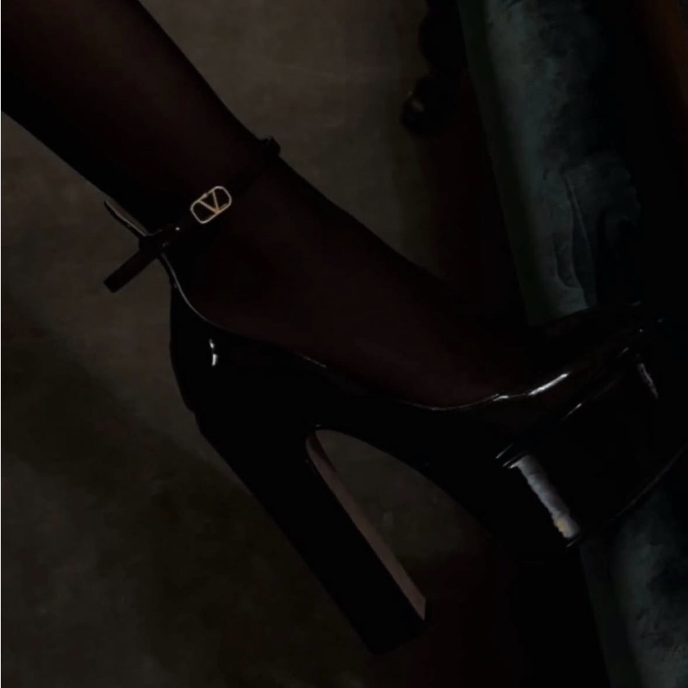 Valentino Giovanni Black Platform Pumps – Size 39